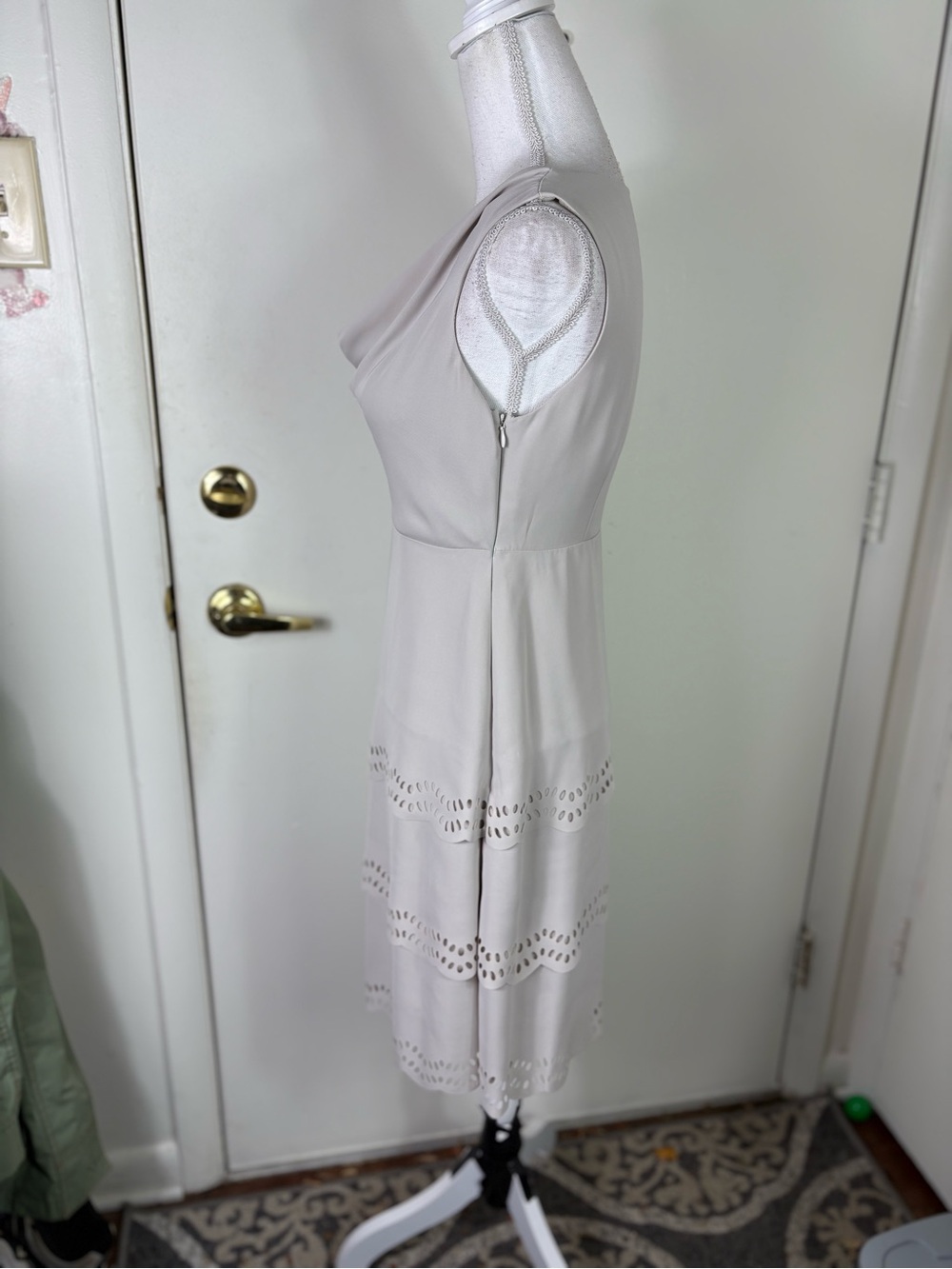 Spense Women Sz 4 Sleeveless lined laser cut draped neck Beige Scallop Hem Dress - Picture 3 of 11